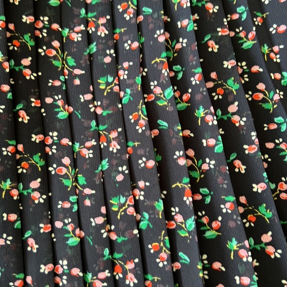 UNIGLO floral pleated skirt S - Picture 2 of 2